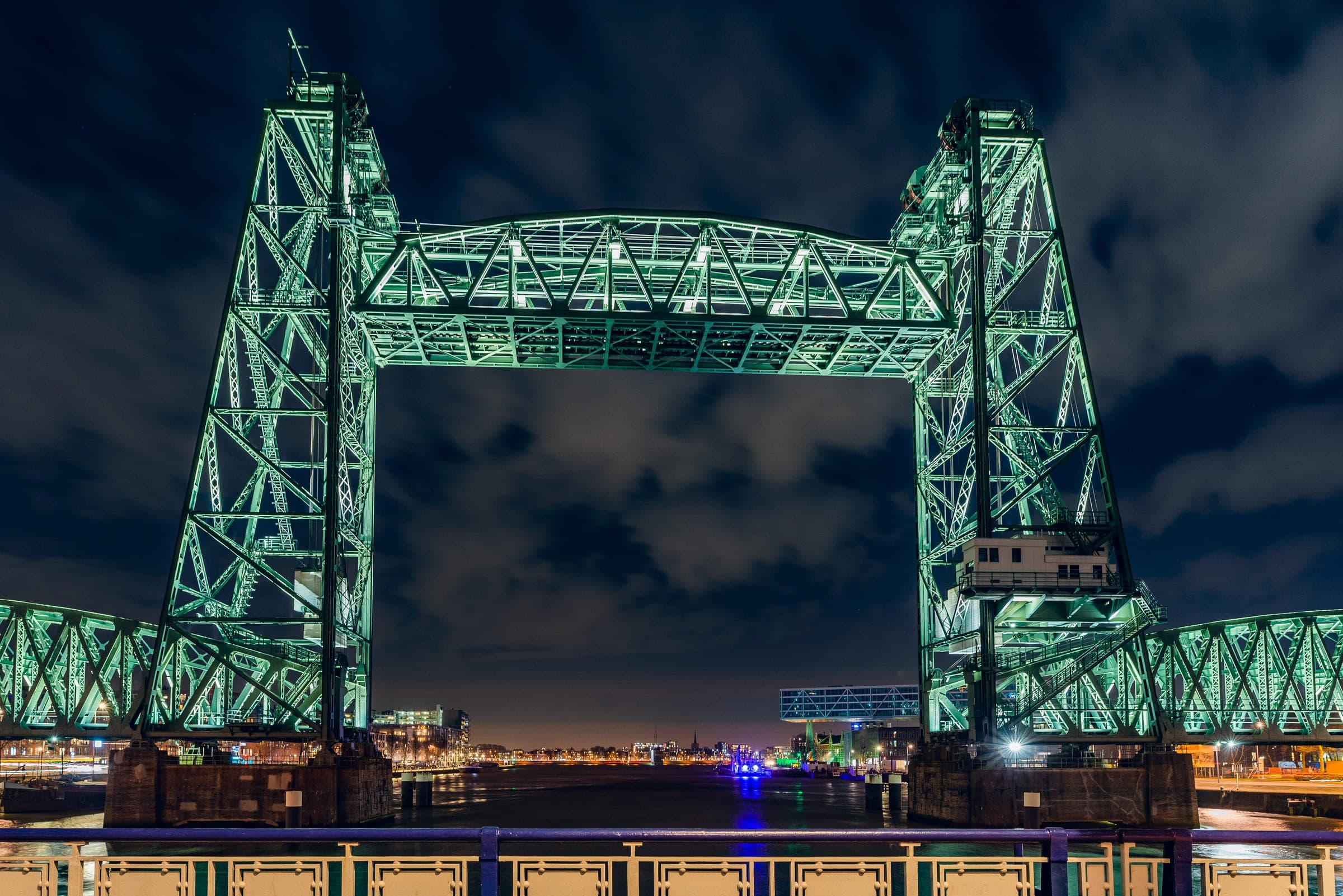 De Hef bridge at night
