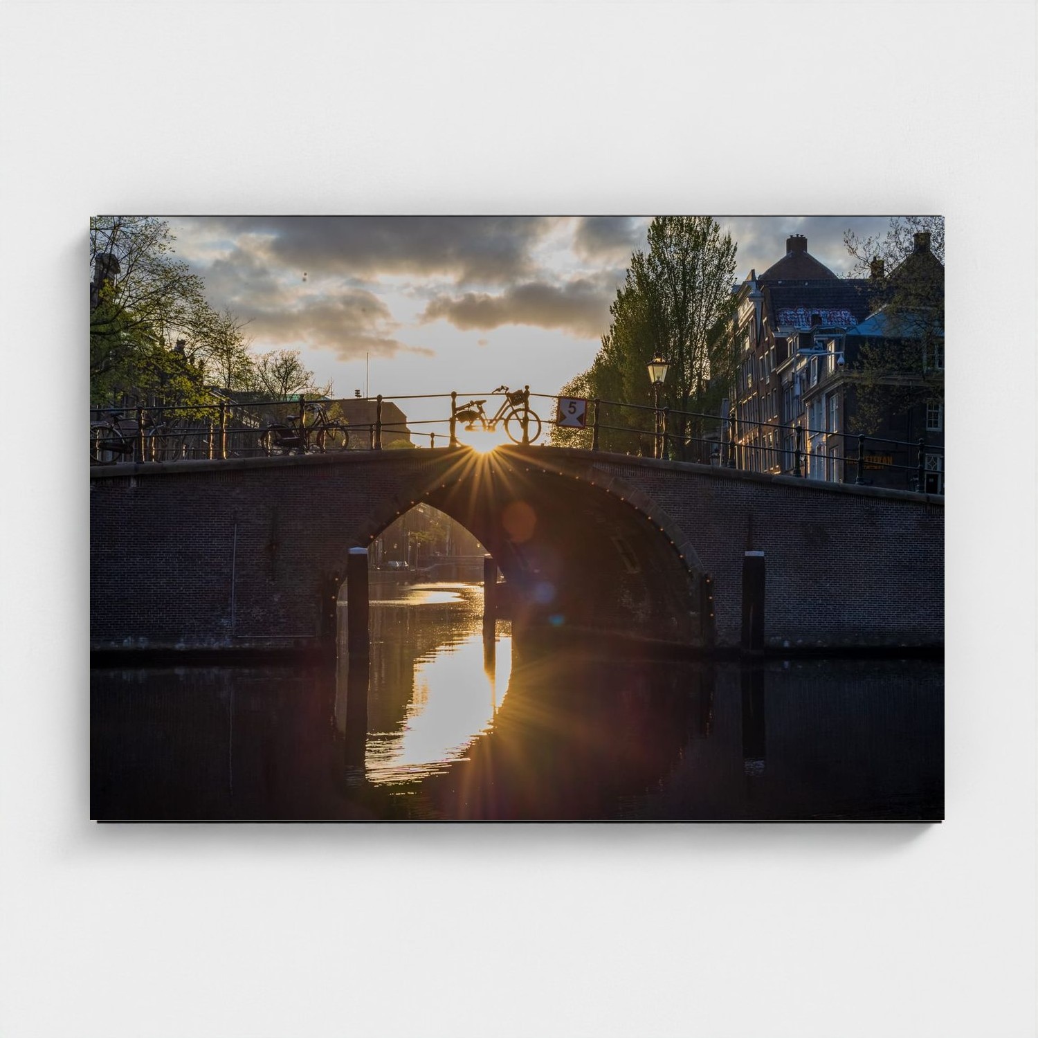 Black frame · box · no mount